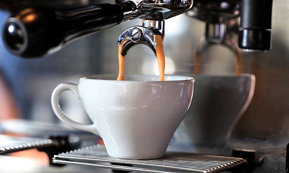 Preparazione caffè espresso in un bar